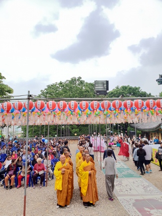 Partake in the Vesak Ceremony at Yonggungsa Cham Joeun Uri Temples